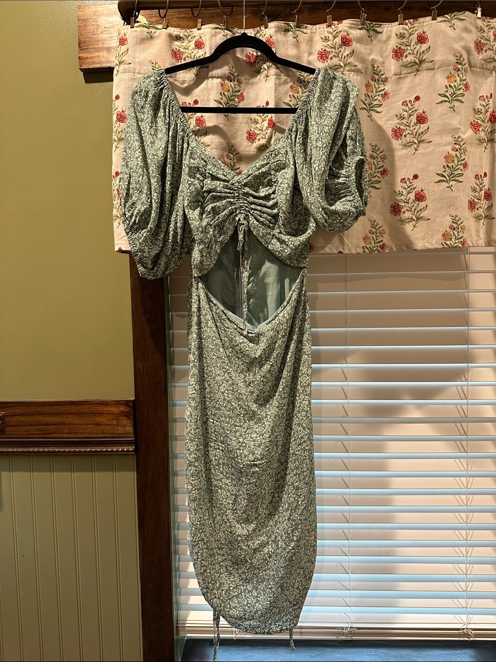 Sage Green Floral Puff-Sleeve Midi Dress